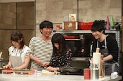 左より峯岸みなみ(AKB48)、小沢一敬(スピードワゴン)、高橋愛、小倉誠司(flumpool)。