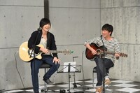コラボを披露する山村隆太（左 / flumpool）と小沢一敬右 / スピードワゴン）。