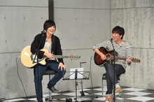 コラボを披露する山村隆太（左 / flumpool）と小沢一敬右 / スピードワゴン）。