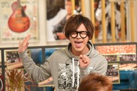 トーク中の田邊駿一（BLUE ENCOUNT）。