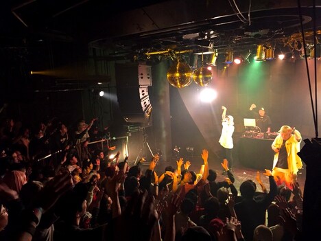 2月7日に東京・Gladで行われた「“特別課外授業”×Glad 6th Anniversary」出演時のサ上と中江。（写真提供：avex trax）