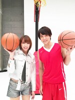 左から藍井エイル、五十嵐圭選手。