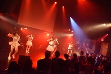 DEAR KISSによるライブの様子。