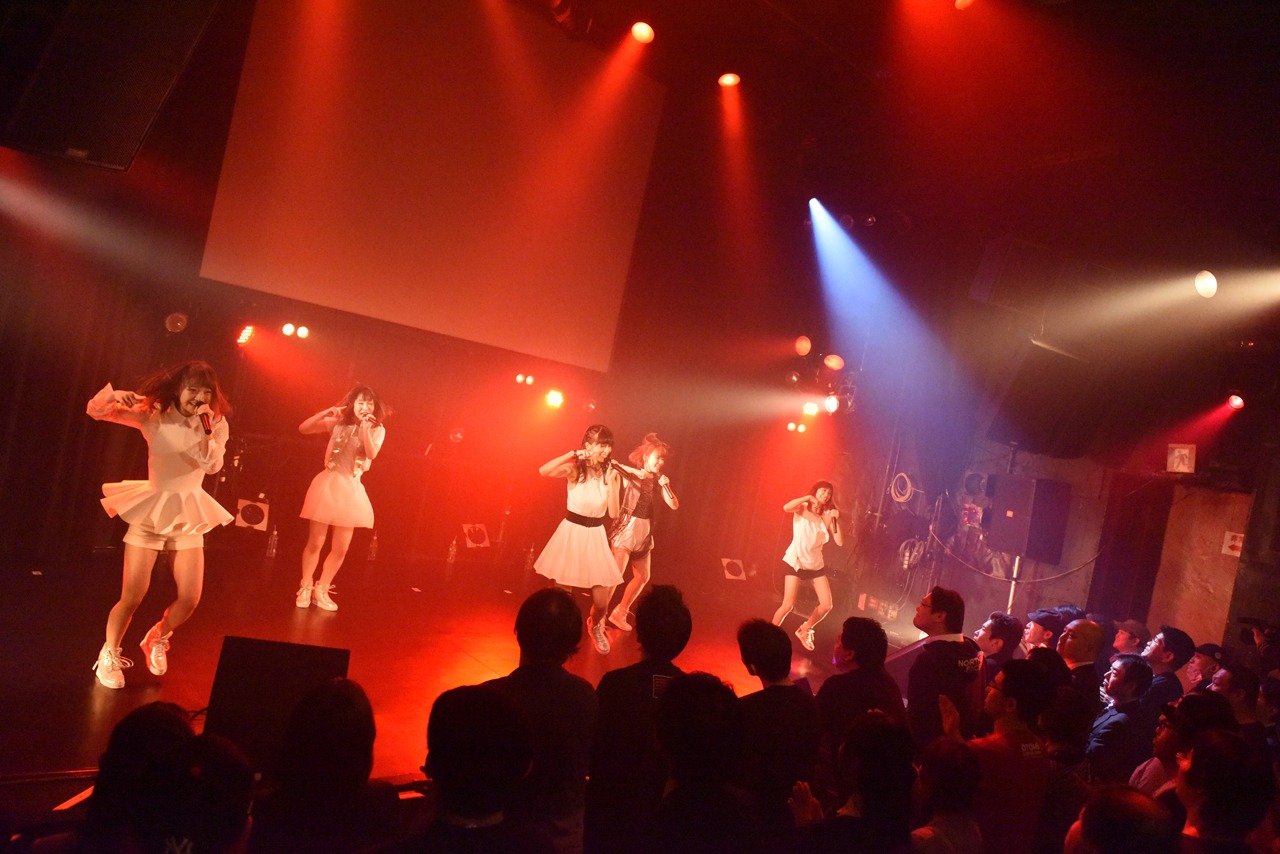 DEAR KISSによるライブの様子。