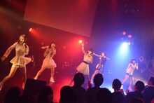 DEAR KISSによるライブの様子。