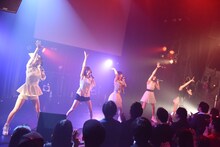 DEAR KISSによるライブの様子。