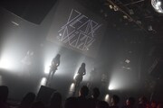 DEAR KISSによるライブの様子。