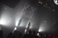 DEAR KISSによるライブの様子。