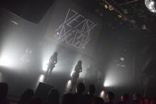 DEAR KISSによるライブの様子。