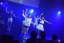 DEAR KISSによるライブの様子。