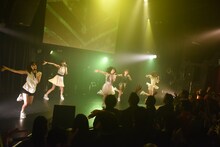 DEAR KISSによるライブの様子。