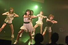 DEAR KISSによるライブの様子。