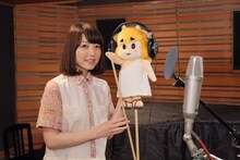 ゼウシくんのパペットを手にした花澤香菜。