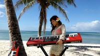サイパンのビーチで演奏する高木里代子。