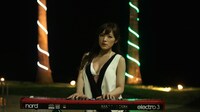 サイパンのビーチで演奏する高木里代子。