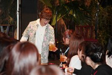 ファンと乾杯する岩岡徹。（写真提供：エイベックス・ミュージック・クリエイティヴ）