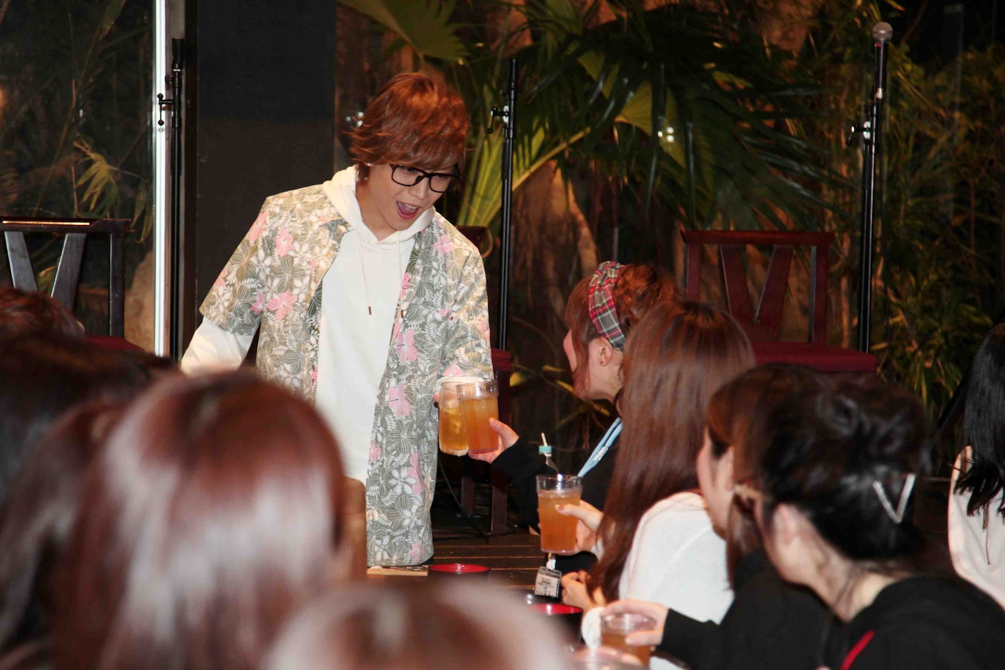 ファンと乾杯する岩岡徹。（写真提供：エイベックス・ミュージック・クリエイティヴ）