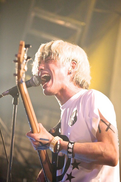 あきらかにあきら（B / THE ORAL CIGARETTES）（Photo by Viola Kam [V'z Twinkle Photography]）