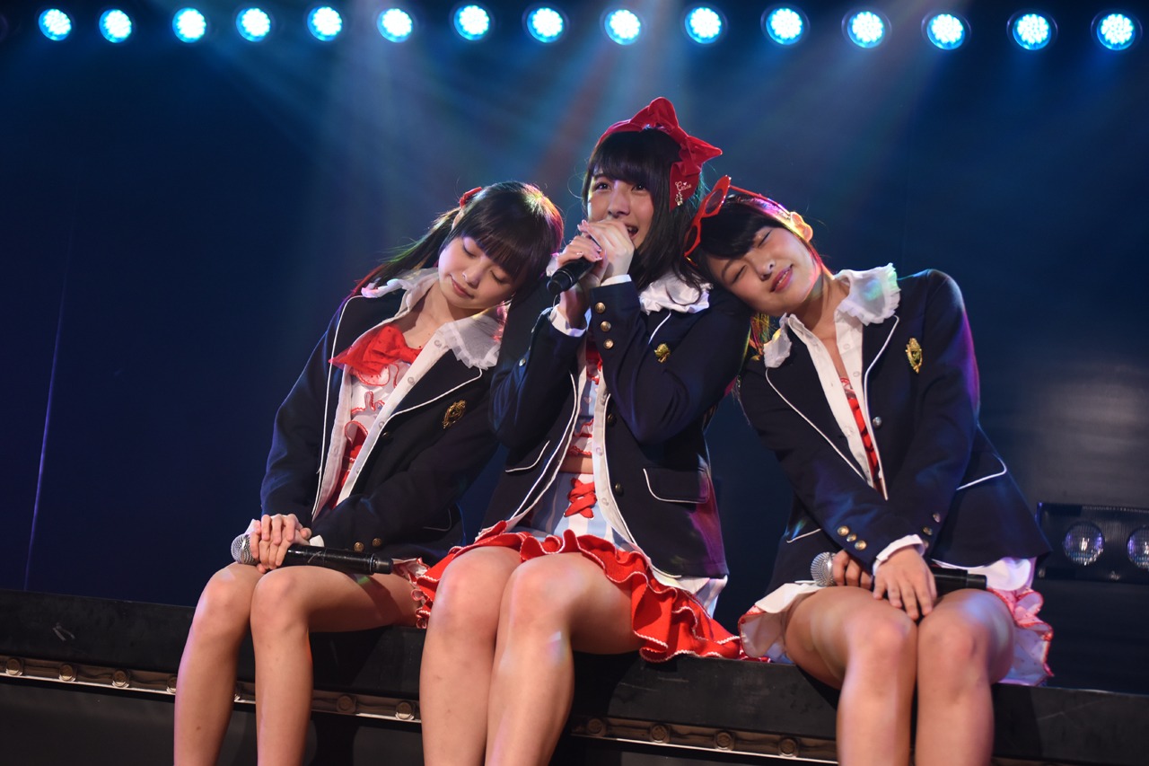 樋渡結依（左）、大和田南那（中央）、山田菜々美（右）による「制服ビキニ」歌唱の様子。