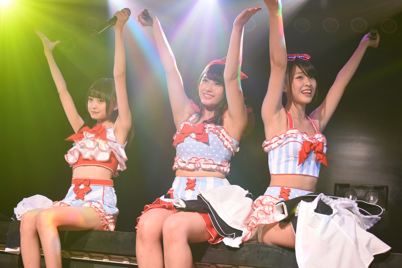 樋渡結依（左）、大和田南那（中央）、山田菜々美（右）による「制服ビキニ」歌唱の様子。