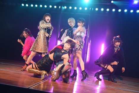 「負け男」歌唱の様子。