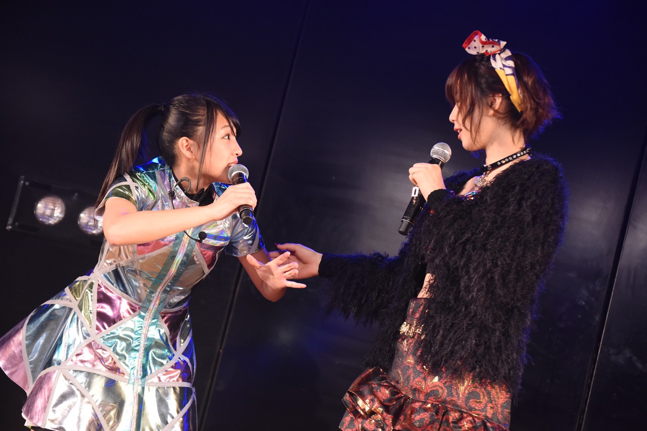 左から山田菜々美、大家志津香。