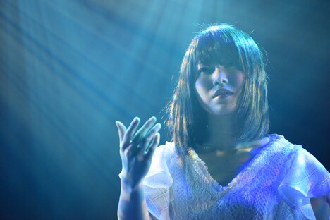 横山由依による「月と水鏡」歌唱の様子。