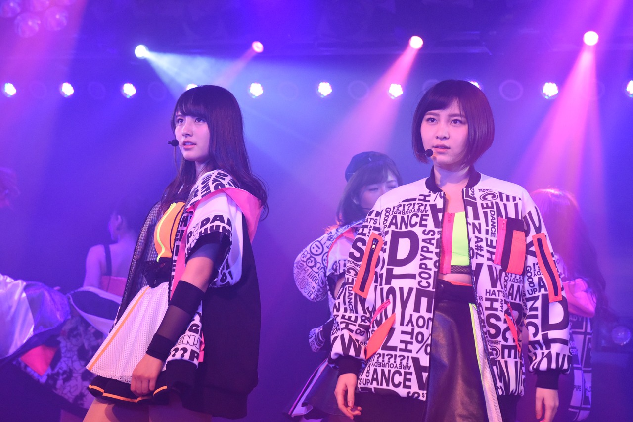左から大和田南那、岩田華怜。