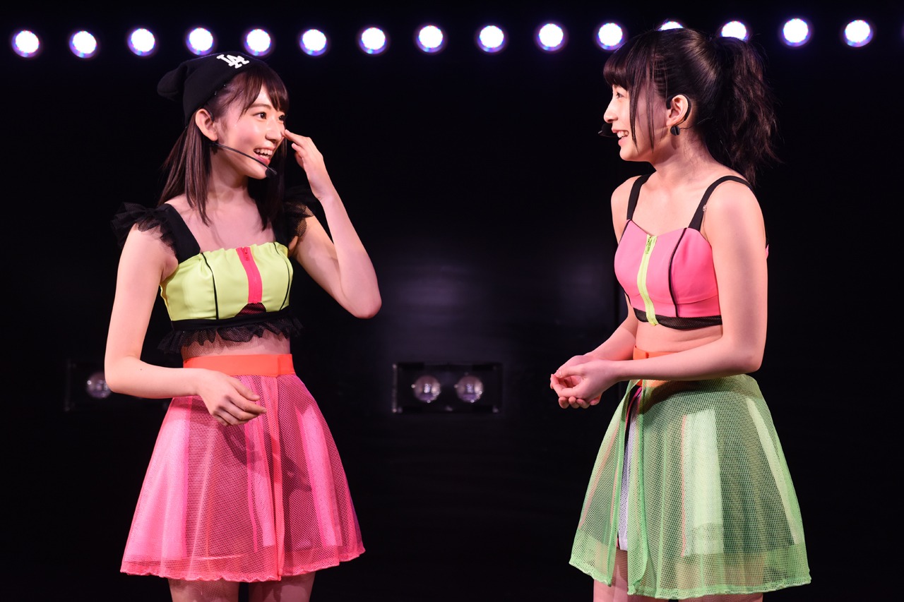 左から宮脇咲良、佐々木優佳里。