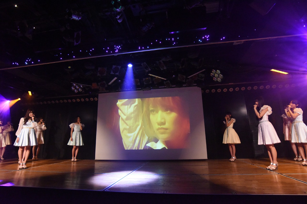 「M.T.に捧ぐ」歌唱の様子。
