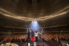 2015年12月開催のフラワーカンパニーズ「フラカンの日本武道館～生きててよかった、そんな夜はココだ！～」の様子。（Photo by HayachiN）