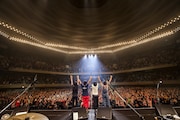 2015年12月開催のフラワーカンパニーズ「フラカンの日本武道館~生きててよかった、そんな夜はココだ!~」の様子。(Photo by HayachiN)