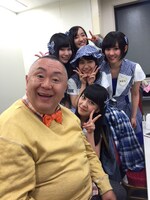 撮影中に記念撮影をする松村邦洋とKOBerrieS♪。