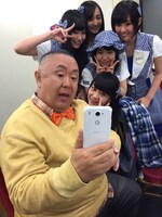 撮影中に記念撮影をする松村邦洋とKOBerrieS♪。