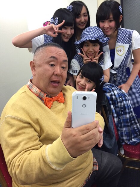 撮影中に記念撮影をする松村邦洋とKOBerrieS♪。