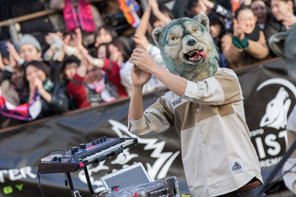 人気画像7位は「MAN WITH A MISSION道頓堀に参上！船上ライブにファン大興奮」より、DJ Santa Monica（DJ）。（写真提供：ソニー・ミュージックレコーズ）