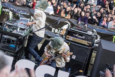 「燃えよオオカミ～日本中ノ心ニ火ヲ灯ス！～」の様子。（写真提供：ソニー・ミュージックレコーズ）