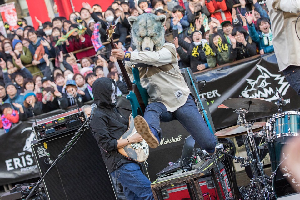 人気画像5位は「MAN WITH A MISSION道頓堀に参上！船上ライブにファン大興奮」より、Kamikaze Boy（B）。（写真提供：ソニー・ミュージックレコーズ）