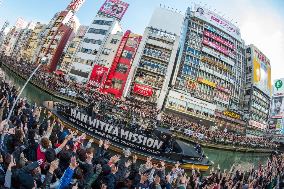 「燃えよオオカミ～日本中ノ心ニ火ヲ灯ス！～」の様子。（写真提供：ソニー・ミュージックレコーズ）