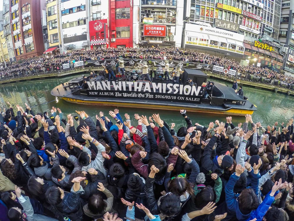 人気画像6位は「MAN WITH A MISSION道頓堀に参上！船上ライブにファン大興奮」より、「燃えよオオカミ～日本中ノ心ニ火ヲ灯ス！～」の様子。（写真提供：ソニー・ミュージックレコーズ）