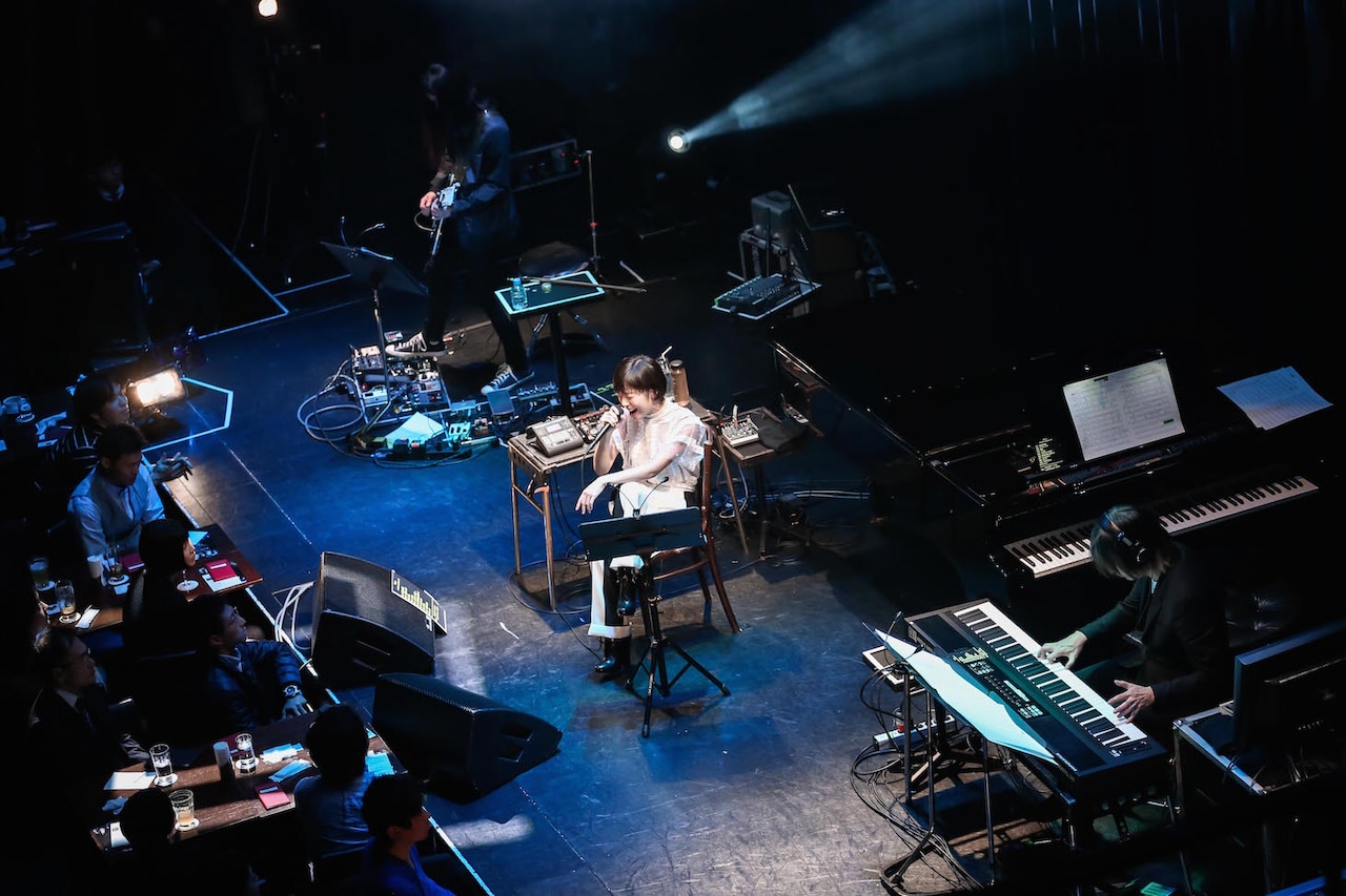 「a brand new concert issue "minima" -ミニマ- Salyu×小林武史 -session 2-」東京・Billboard LIVE Tokyo公演の様子。（Photo by Taku Fujii）