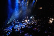 「a brand new concert issue "minima" -ミニマ- Salyu×小林武史 -session 2-」東京・Billboard LIVE Tokyo公演の様子。（Photo by Taku Fujii）