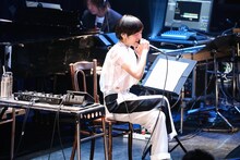 「a brand new concert issue "minima" -ミニマ- Salyu×小林武史 -session 2-」東京・Billboard LIVE Tokyo公演の様子。（Photo by Taku Fujii）