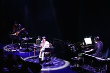 「a brand new concert issue "minima" -ミニマ- Salyu×小林武史 -session 2-」東京・Billboard LIVE Tokyo公演の様子。（Photo by Taku Fujii）