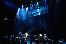 「a brand new concert issue "minima" -ミニマ- Salyu×小林武史 -session 2-」東京・Billboard LIVE Tokyo公演の様子。（Photo by Taku Fujii）
