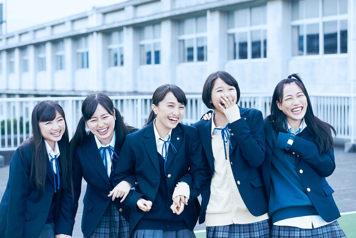 映画「幕が上がる」ビジュアル。左が有安杏果、右が高城れに。