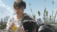 「サントリー ザ・モルツ」新CM「ルーフトップ編」のワンシーン。