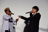 山下健二郎（右）のボイスパーカッションに乗せて踊るELLY（左）。