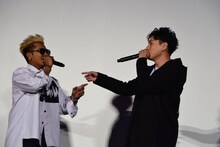 山下健二郎（右）のボイスパーカッションに乗せて踊るELLY（左）。