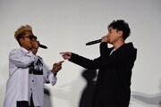 山下健二郎(右)のボイスパーカッションに乗せて踊るELLY(左)。